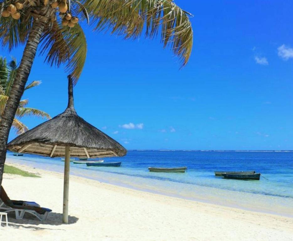 Blue Coral Beachfront Penthouse Flic-en-Flacq Extérieur photo
