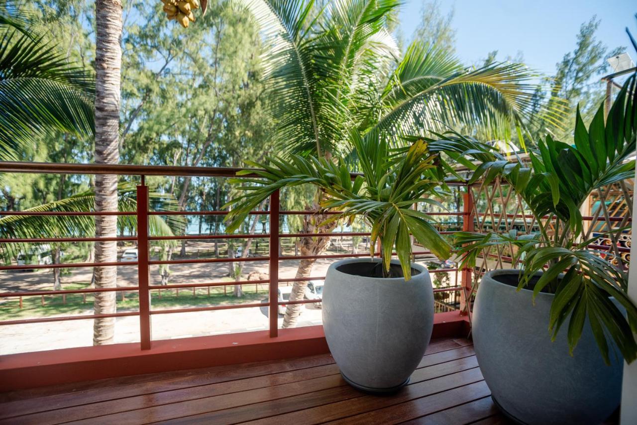 Blue Coral Beachfront Penthouse Flic-en-Flacq Extérieur photo